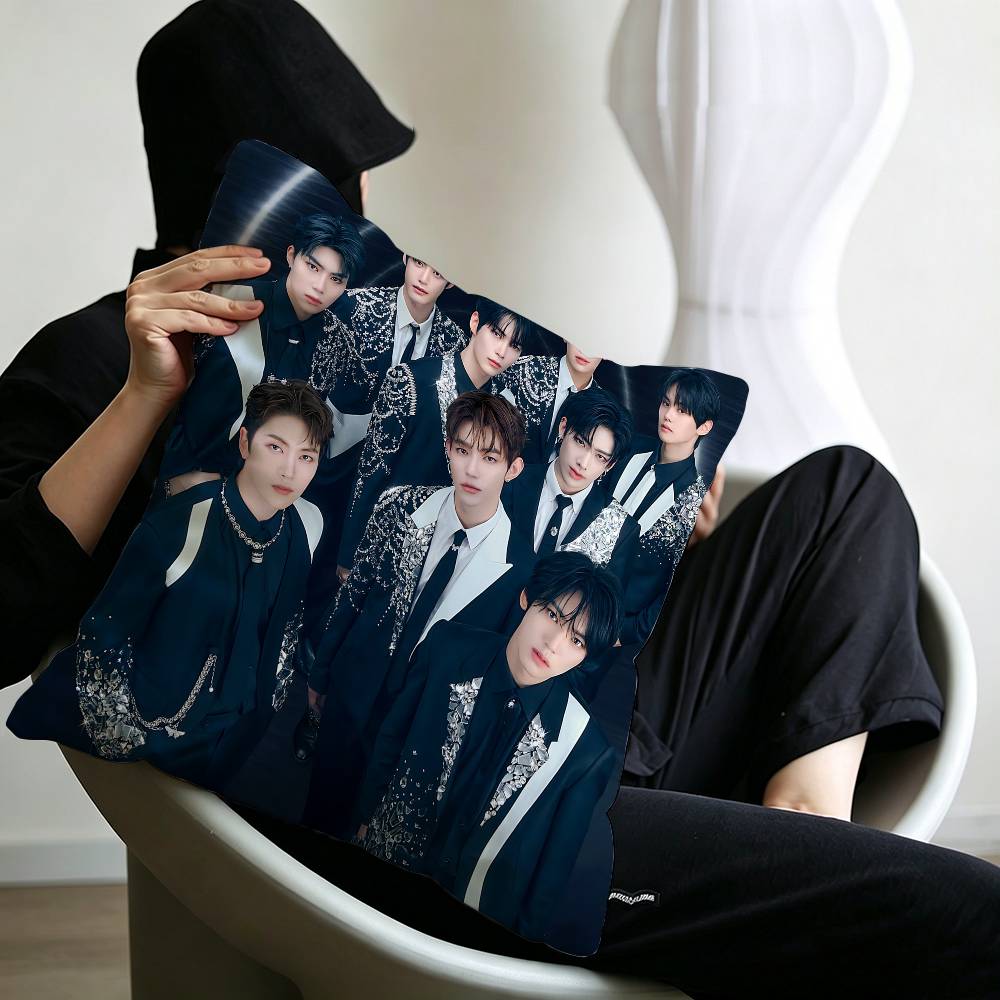 Bantal Anime ZEROBASEONE dari  - Home Textiles Group ulasan dan harga